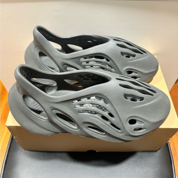 Yeezy Foam Runner “Carbon” - Picture 4 of 10